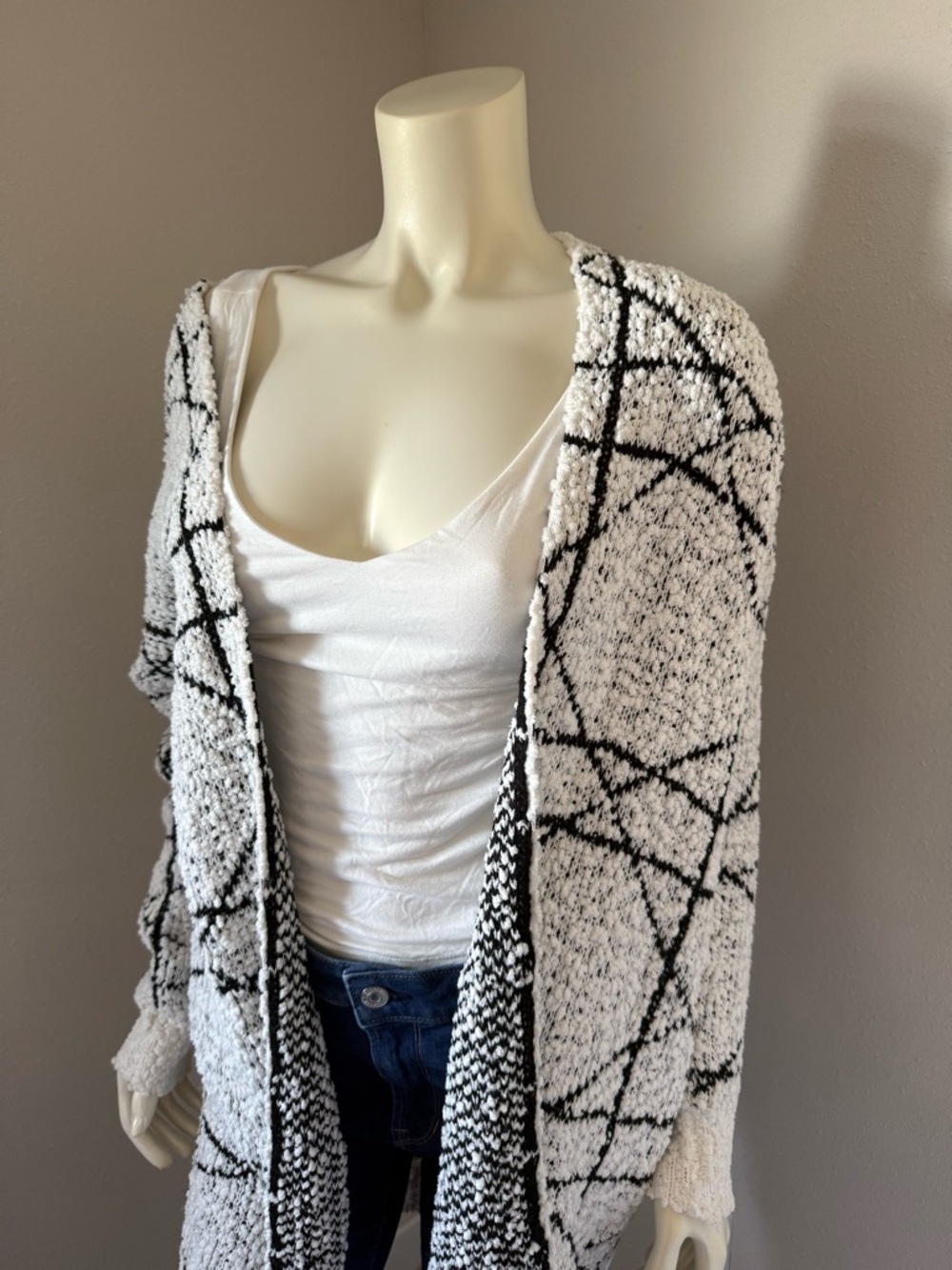 White & Black Geometric Open-Front Women’s Cardigan Sweater - Picture 2 of 5